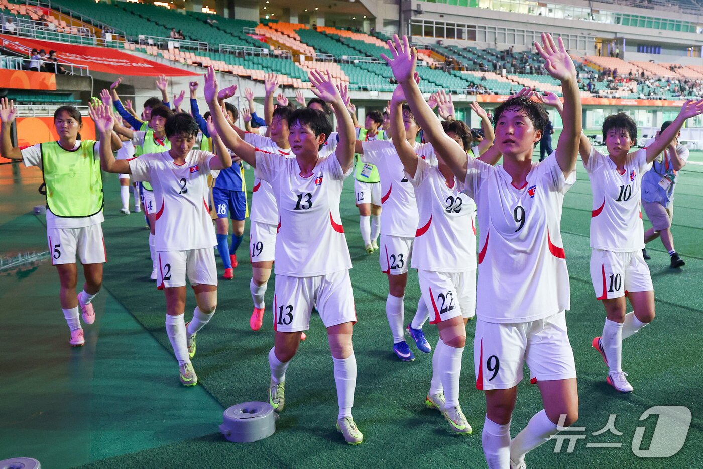본문 이미지 - 21일 일본 시즈오카 스타디움 에코파에서 열린 2026 아이치·나고야 아시안게임 여자축구 조별예선 F조 대한민국과 북한의 경기를 무승부로 마친 북한 선수들이 응원단을 향해 인사하고 있다. 2026.9.21 ⓒ 뉴스1 안은나 기자