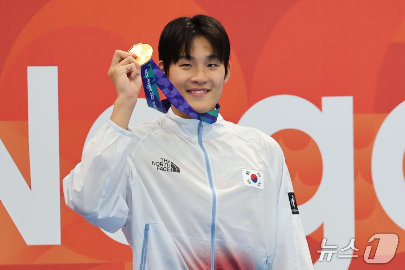 (도쿄=뉴스1) 김민지 기자 = 21일 도쿄 아쿠아틱스 센터에서 열린 2026 아이치·나고야 아시안게임 남자 50m 자유형 결승전에서 금메달을 획득한 김영범이 시상대에서 메달을 들 …