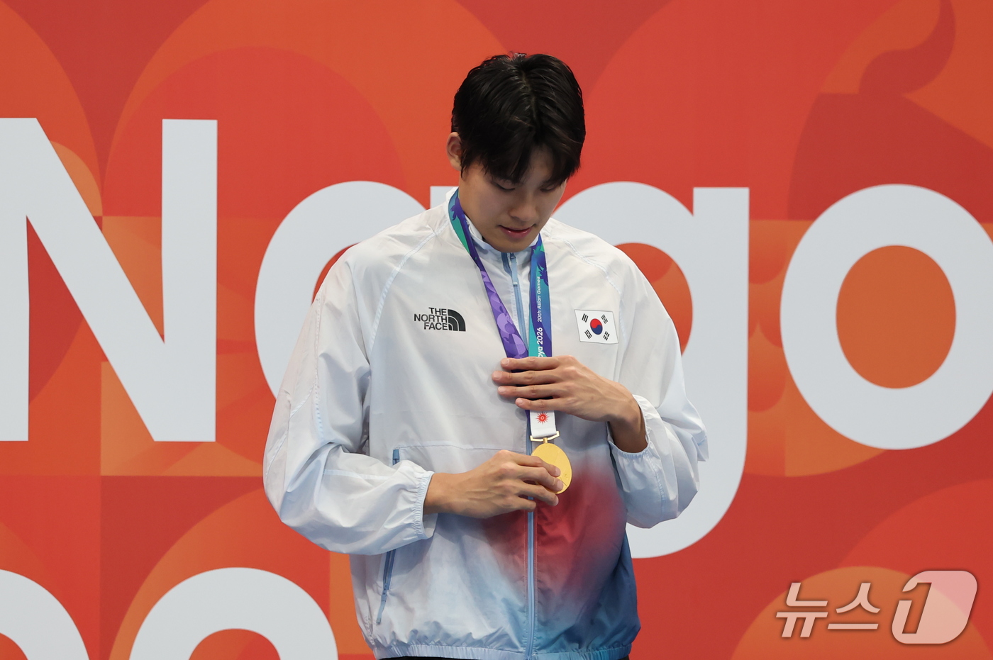 (도쿄=뉴스1) 김민지 기자 = 21일 도쿄 아쿠아틱스 센터에서 열린 2026 아이치·나고야 아시안게임 남자 50m 자유형 결승전에서 금메달을 획득한 김영범이 시상대에서 메달을 살 …