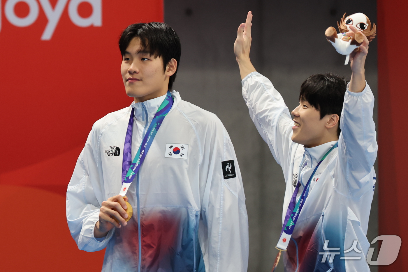 (도쿄=뉴스1) 김민지 기자 = 21일 도쿄 아쿠아틱스 센터에서 열린 2026 아이치·나고야 아시안게임 남자 50m 자유형 결승전에서 금메달을 획득한 김영범과 동메달을 획득한 지유 …
