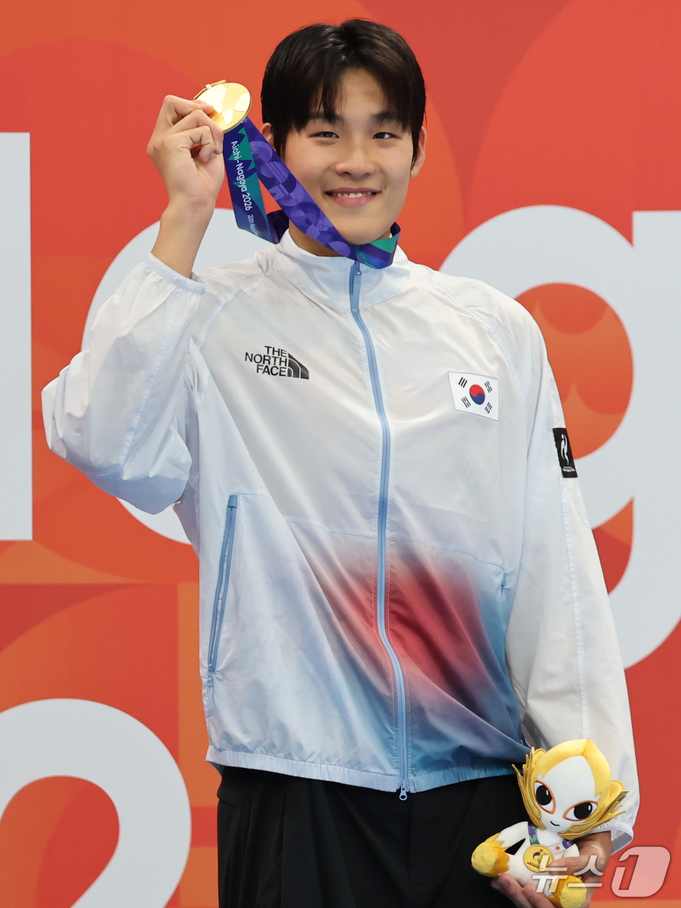 (도쿄=뉴스1) 김민지 기자 = 21일 도쿄 아쿠아틱스 센터에서 열린 2026 아이치·나고야 아시안게임 남자 50m 자유형 결승전에서 금메달을 획득한 김영범이 시상대에서 메달을 들 …
