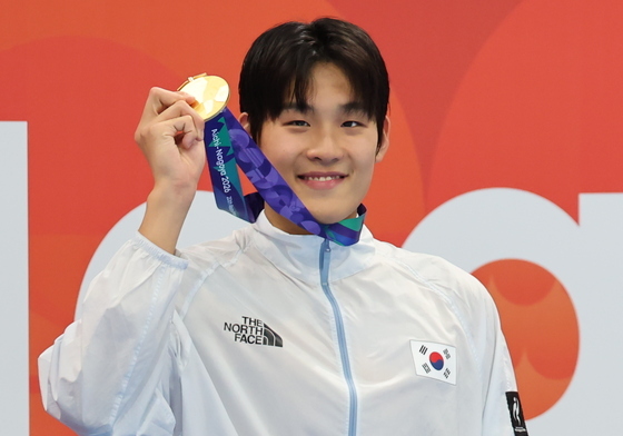 금메달 든 김영범