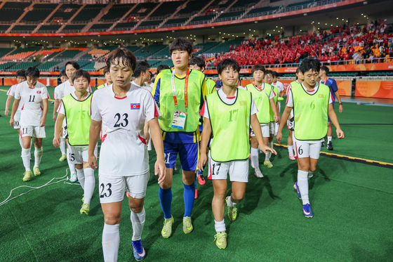 여자축구 남북 대결 무승부, 굳은 표정의 北