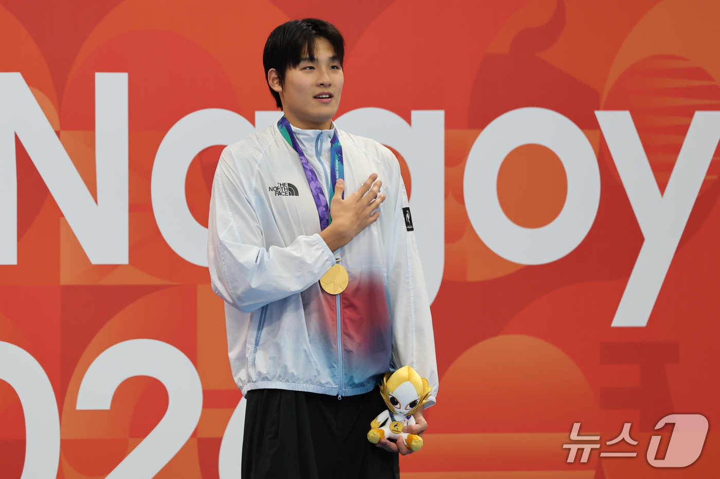 (도쿄=뉴스1) 김민지 기자 = 21일 도쿄 아쿠아틱스 센터에서 열린 2026 아이치·나고야 아시안게임 남자 50m 자유형 결승전에서 금메달을 획득한 김영범이 시상대에서 애국가를 …