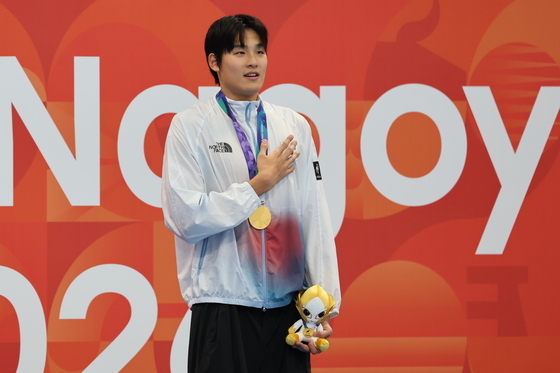시상대 제일 높은 곳에 선 김영범