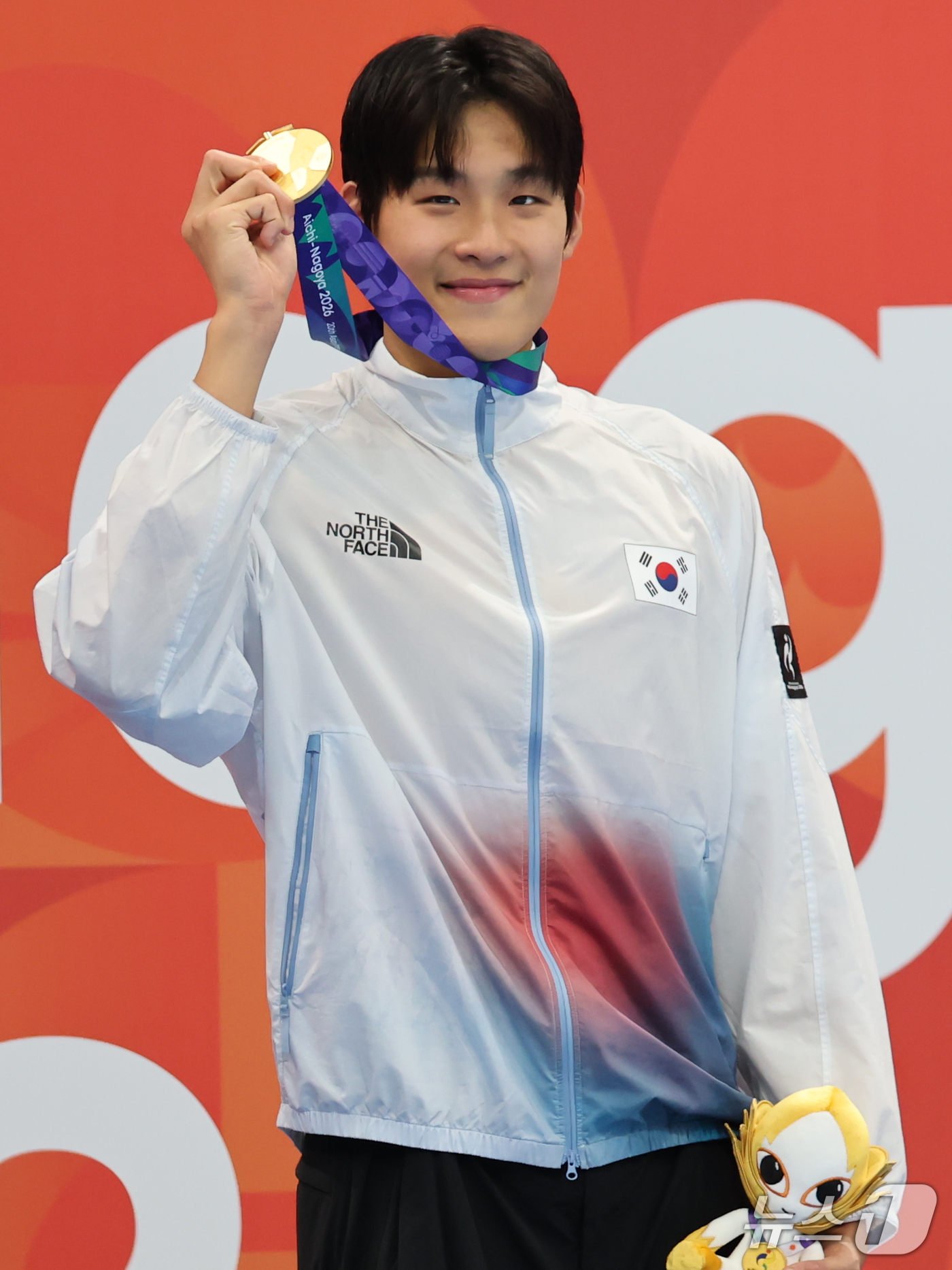 (도쿄=뉴스1) 김민지 기자 = 21일 도쿄 아쿠아틱스 센터에서 열린 2026 아이치·나고야 아시안게임 남자 50m 자유형 결승전에서 금메달을 획득한 김영범이 시상대에서 메달을 들 …