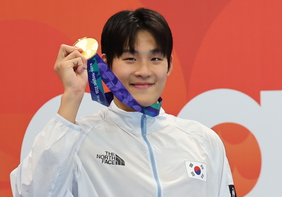 금메달 든 김영범
