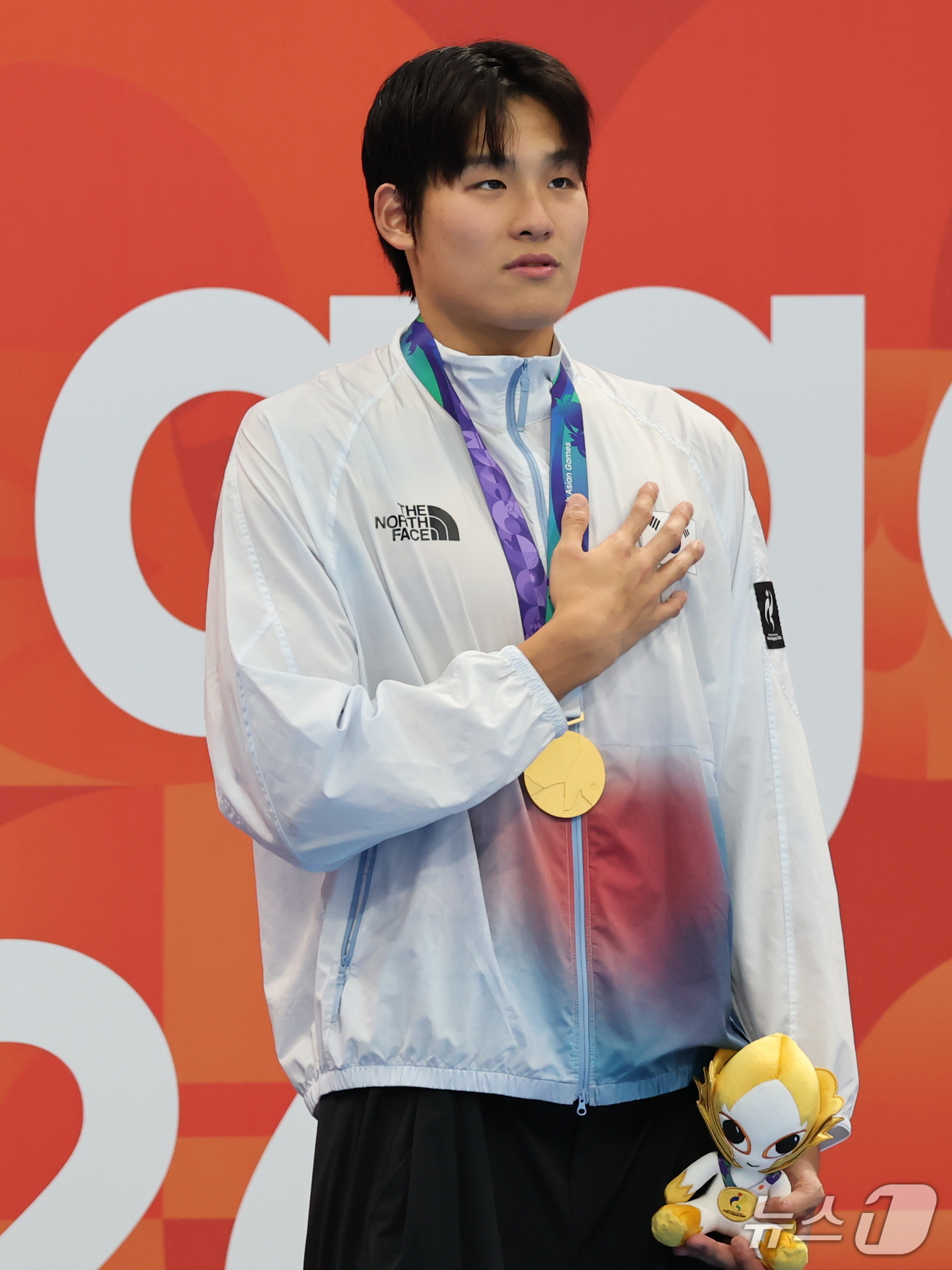 (도쿄=뉴스1) 김민지 기자 = 21일 도쿄 아쿠아틱스 센터에서 열린 2026 아이치·나고야 아시안게임 남자 50m 자유형 결승전에서 금메달을 획득한 김영범이 시상대에서 애국가를 …