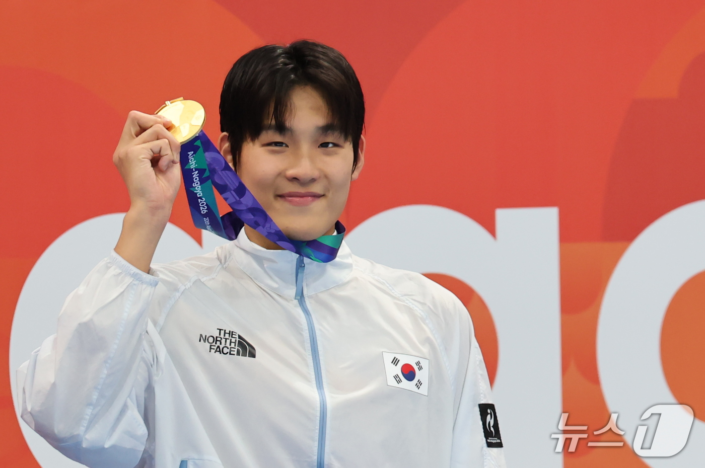(도쿄=뉴스1) 김민지 기자 = 21일 도쿄 아쿠아틱스 센터에서 열린 2026 아이치·나고야 아시안게임 남자 50m 자유형 결승전에서 금메달을 획득한 김영범이 메달을 들어 보이고 …