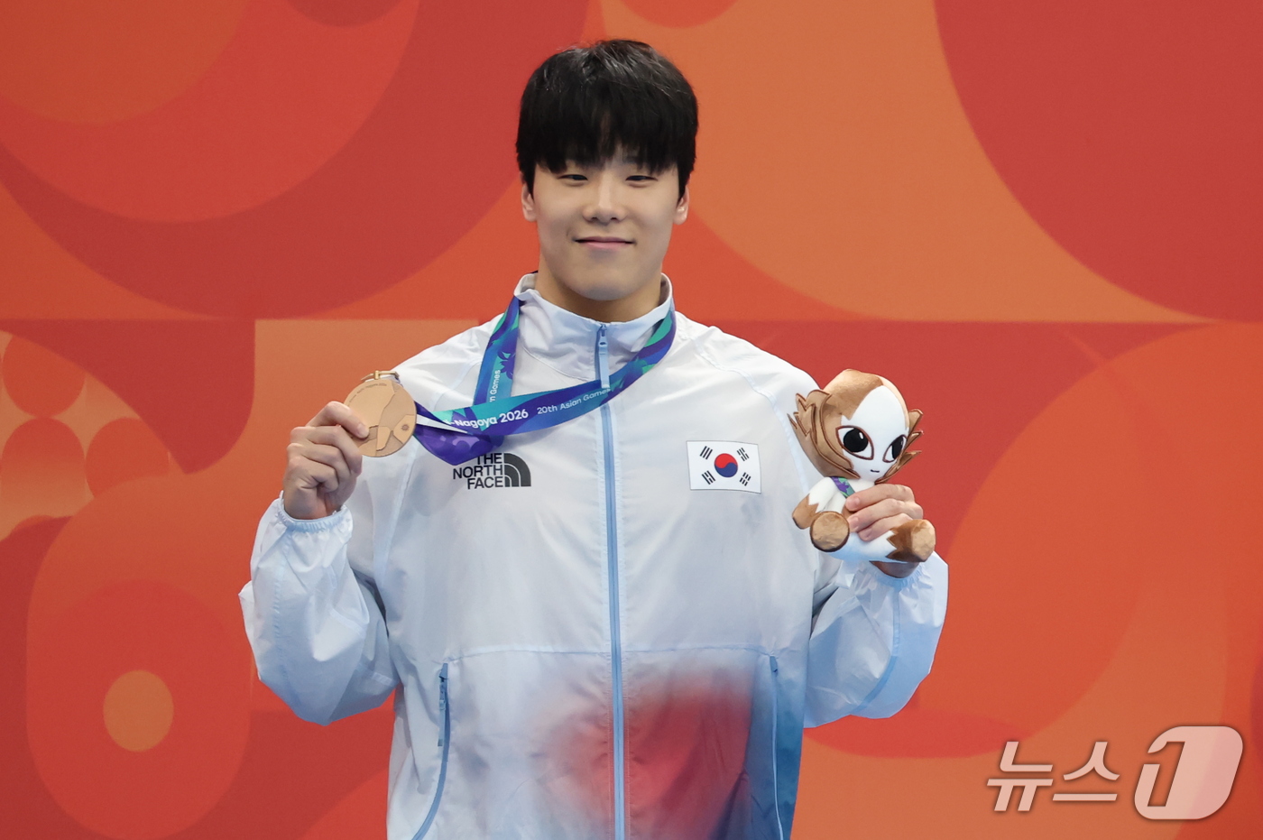 (도쿄=뉴스1) 김민지 기자 = 1일 도쿄 아쿠아틱스 센터에서 열린 2026 아이치·나고야 아시안게임 남자 50m 자유형 결승전에서 동메달을 획득한 지유찬이 시상대에서 메달을 들어 …