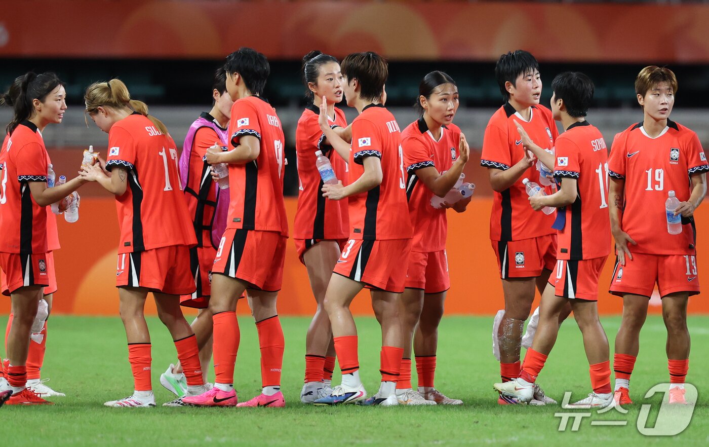 본문 이미지 - 21일 일본 시즈오카 스타디움 에코파에서 열린 2026 아이치·나고야 아시안게임 여자축구 조별예선 F조 대한민국과 북한의 경기를 1대 1 무승부로 마친 대한민국 선수들이 하이파이브를 하고 있다. 2026.9.21 ⓒ 뉴스1 안은나 기자