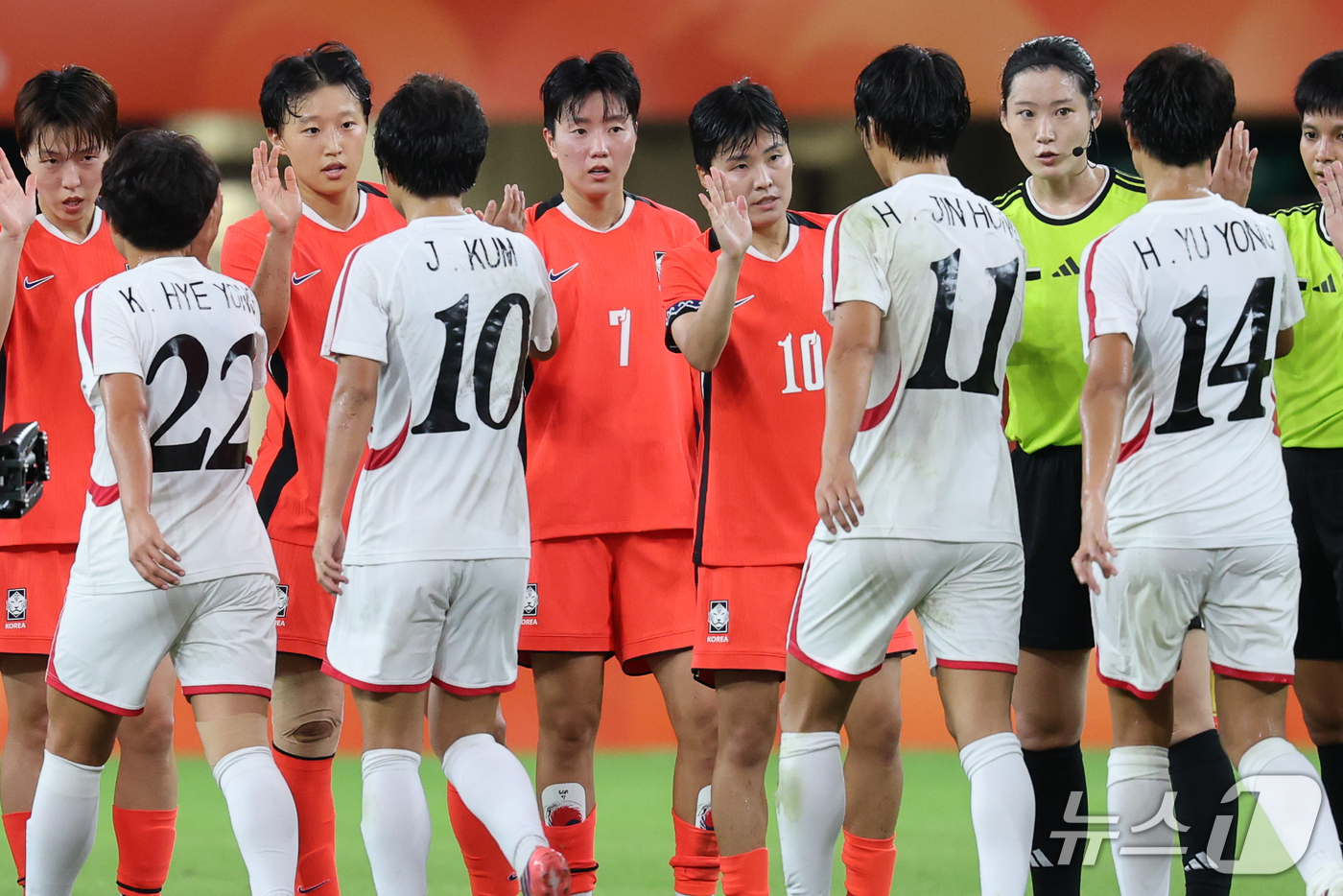 (시즈오카=뉴스1) 안은나 기자 = 21일 일본 시즈오카 스타디움 에코파에서 열린 2026 아이치·나고야 아시안게임 여자축구 조별예선 F조 대한민국과 북한의 경기를 1-1 무승부로 …