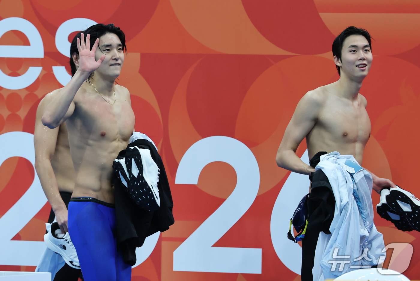 (도쿄=뉴스1) 김민지 기자 = 21일 도쿄 아쿠아틱스 센터에서 열린 2026 아이치·나고야 아시안게임 남자 800m 계영 결승전에서 경기를 마친 김우민(왼쪽), 이호준이 경기장을 …