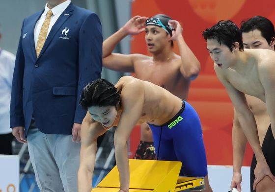 김우민, '잘했어'…남자 계영 800m 동메달