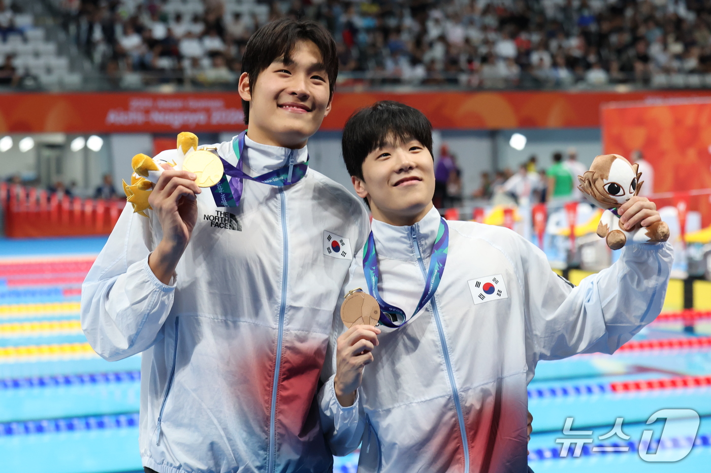 (도쿄=뉴스1) 김민지 기자 = 21일 도쿄 아쿠아틱스 센터에서 열린 2026 아이치·나고야 아시안게임 남자 50m 자유형 결승전에서 금메달을 획득한 김영범과 동메달을 획득한 지유 …
