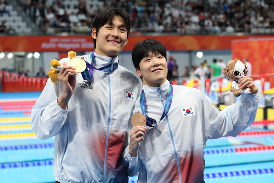 남자 50m 김영범·지유찬, '메달 들고 활짝'