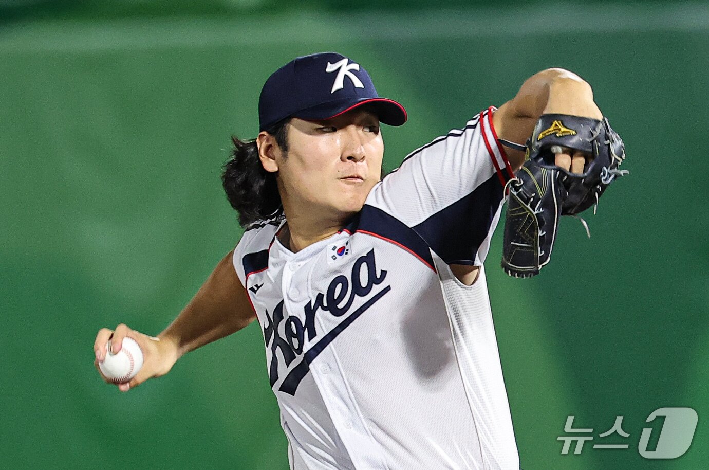 본문 이미지 - 21일 일본 아이치현 오카자키 중앙종합공원 야구장에서 열린 2026 아이치·나고야 아시안게임 야구 조별리그 1차전 대한민국과 대만의 경기, 대한민국 선발투수 곽빈이 1회초 역투하고 있다. 2026.9.21 ⓒ 뉴스1 김도우 기자