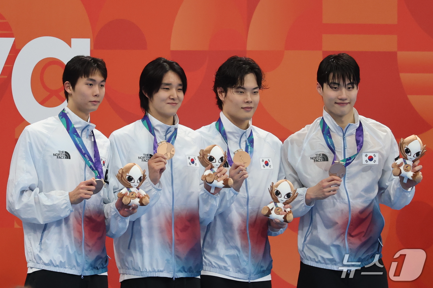 (도쿄=뉴스1) 김민지 기자 = 21일 도쿄 아쿠아틱스 센터에서 열린 2026 아이치·나고야 아시안게임 남자 800m 계영 결승전에서 동메달을 획득한 김준우, 김우민, 이호준, 황 …