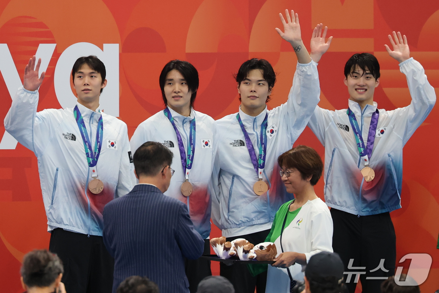 (도쿄=뉴스1) 김민지 기자 = 21일 도쿄 아쿠아틱스 센터에서 열린 2026 아이치·나고야 아시안게임 남자 800m 계영 결승전에서 동메달을 획득한 김준우, 김우민, 이호준, 황 …