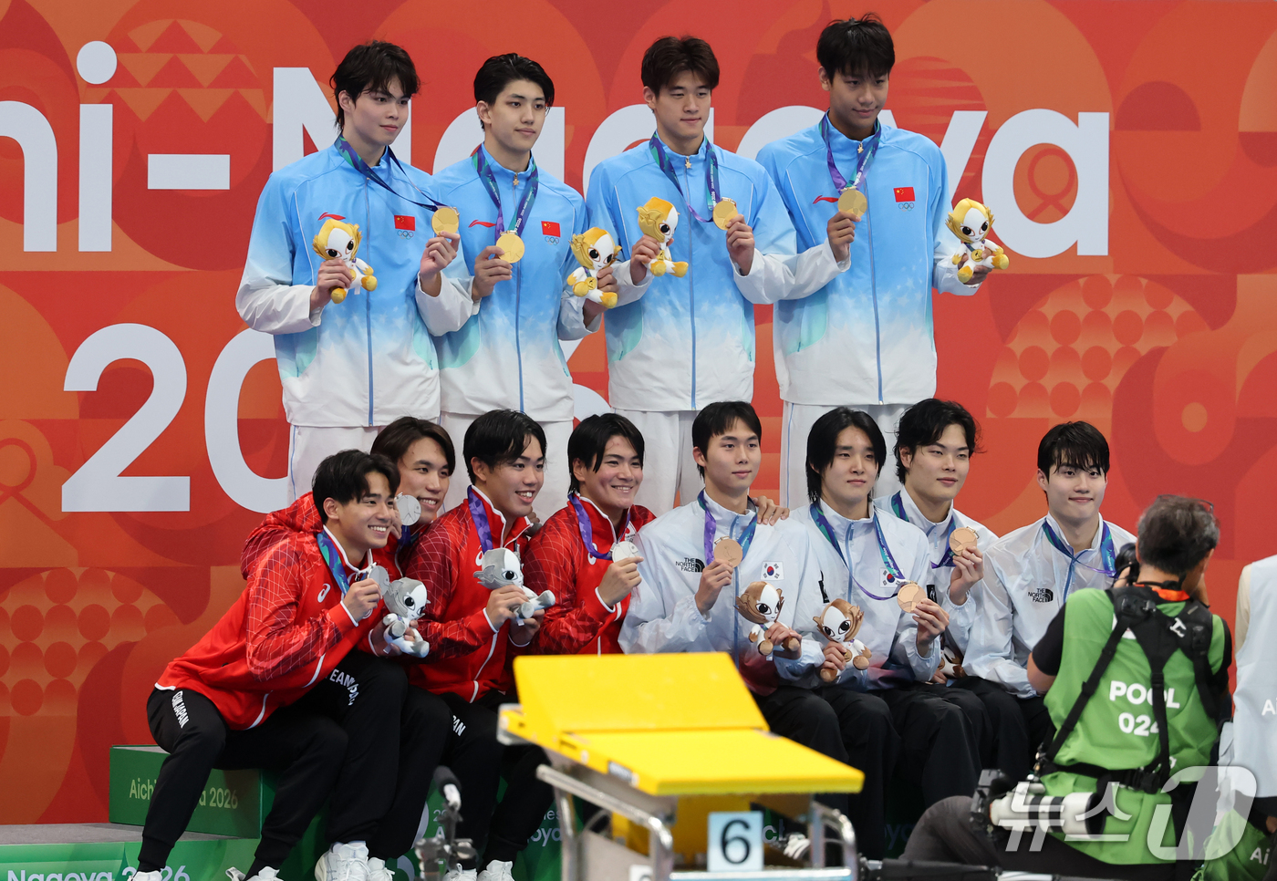 (도쿄=뉴스1) 김민지 기자 = 21일 도쿄 아쿠아틱스 센터에서 열린 2026 아이치·나고야 아시안게임 남자 800m 계영 결승전에서 동메달을 획득한 김준우, 김우민, 이호준, 황 …