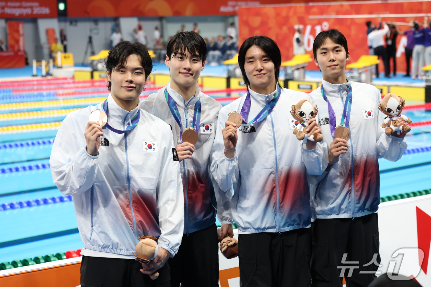 (도쿄=뉴스1) 김민지 기자 = 21일 도쿄 아쿠아틱스 센터에서 열린 2026 아이치·나고야 아시안게임 남자 800m 계영 결승전에서 동메달을 획득한 김준우, 김우민, 이호준, 황 …