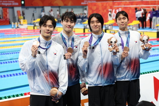 동메달 들어 보이는 남자 800m 계영 대표팀
