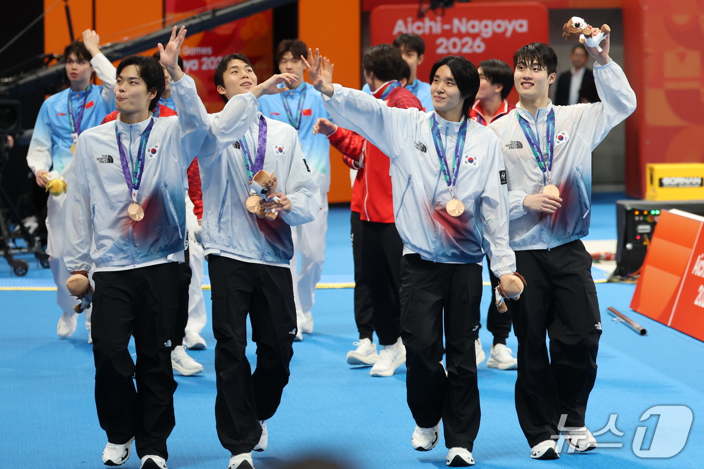 (도쿄=뉴스1) 김민지 기자 = 21일 도쿄 아쿠아틱스 센터에서 열린 2026 아이치·나고야 아시안게임 남자 800m 계영 결승전에서 동메달을 획득한 김준우, 김우민, 이호준, 황 …