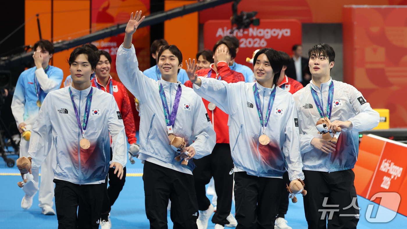 (도쿄=뉴스1) 김민지 기자 = 21일 도쿄 아쿠아틱스 센터에서 열린 2026 아이치·나고야 아시안게임 남자 800m 계영 결승전에서 동메달을 획득한 김준우, 김우민, 이호준, 황 …