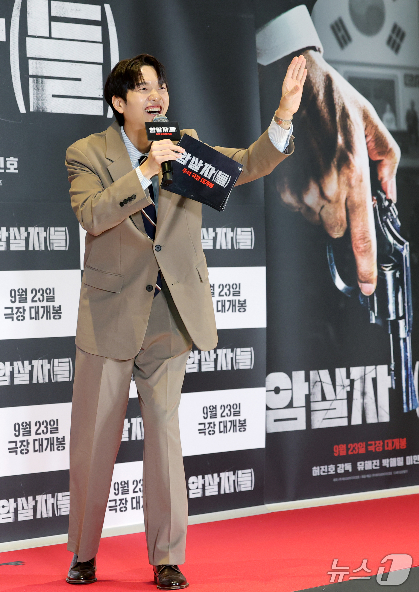 (서울=뉴스1) 권현진 기자 = 방송인 유재필이 21일 오후 서울 송파구 롯데시네마 월드타워점에서 열린 영화 '암살자(들)' VIP 시사회에 참석해 진행을 하고 있다.'암살자(들) …