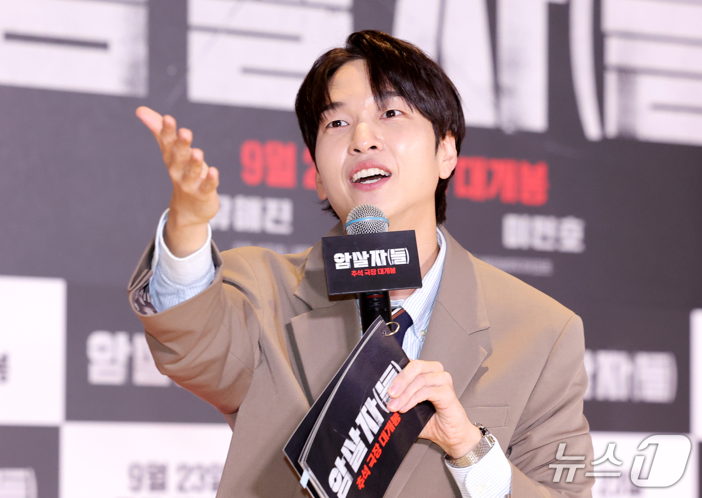 (서울=뉴스1) 권현진 기자 = 방송인 유재필이 21일 오후 서울 송파구 롯데시네마 월드타워점에서 열린 영화 '암살자(들)' VIP 시사회에 참석해 진행을 하고 있다.'암살자(들) …