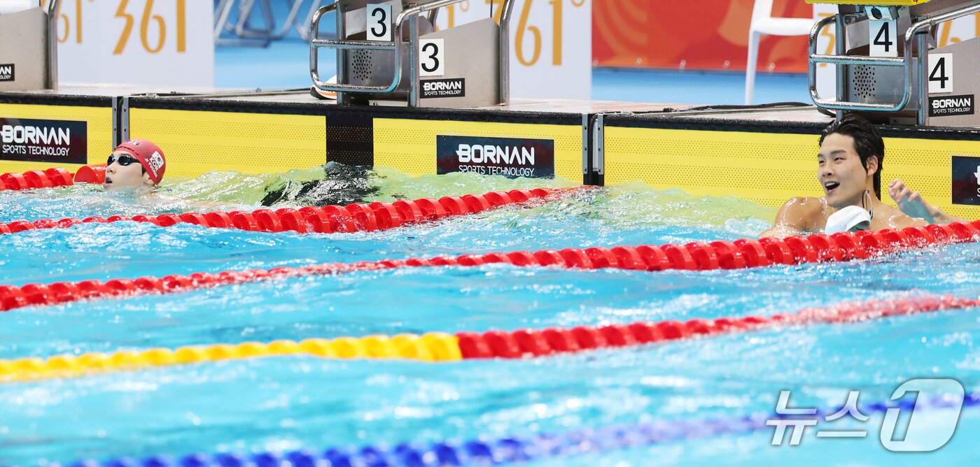 본문 이미지 - 21일 도쿄 아쿠아틱스 센터에서 열린 2026 아이치·나고야 아시안게임 남자 50m 자유형 결승전에서 김영범(오른쪽)과 지유찬이 기록을 확인하고 있다. 2026.9.21 ⓒ 뉴스1 김민지 기자