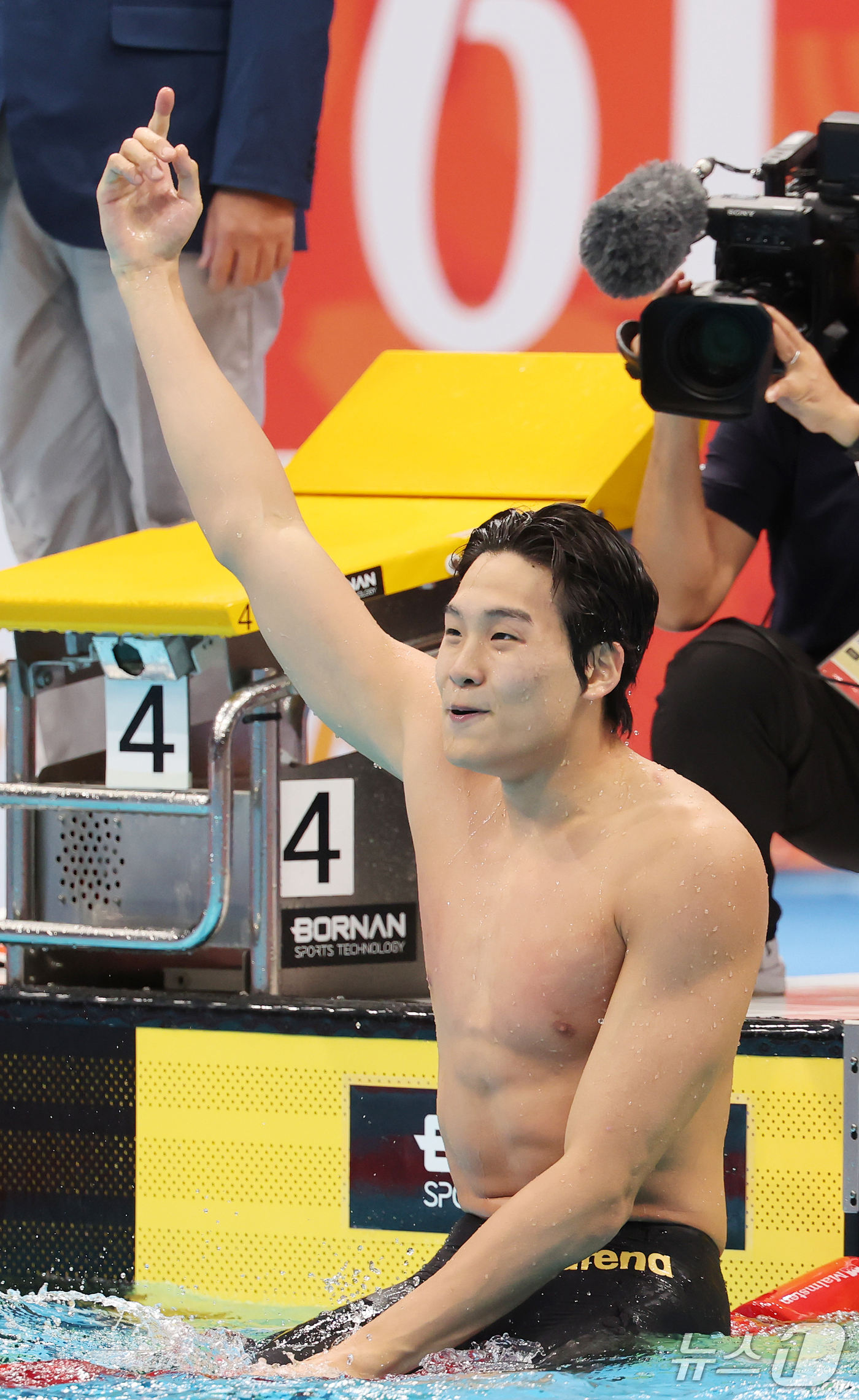 (도쿄=뉴스1) 김민지 기자 = 21일 도쿄 아쿠아틱스 센터에서 열린 2026 아이치·나고야 아시안게임 남자 50m 자유형 결승전에서 금메달을 획득한 김영범이 기뻐하고 있다. 20 …