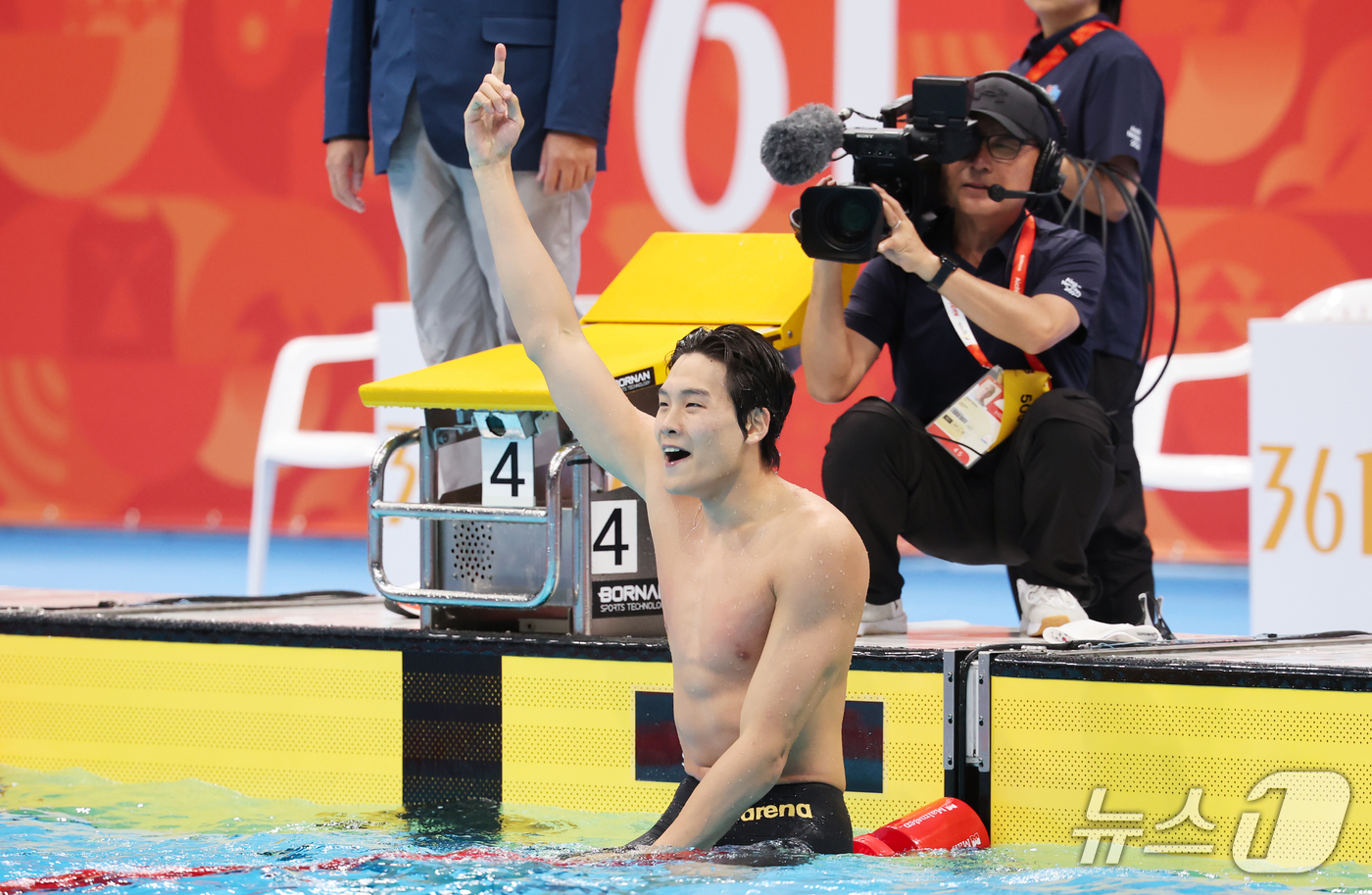 (도쿄=뉴스1) 김민지 기자 = 21일 도쿄 아쿠아틱스 센터에서 열린 2026 아이치·나고야 아시안게임 남자 50m 자유형 결승전에서 금메달을 획득한 김영범이 기뻐하고 있다. 20 …