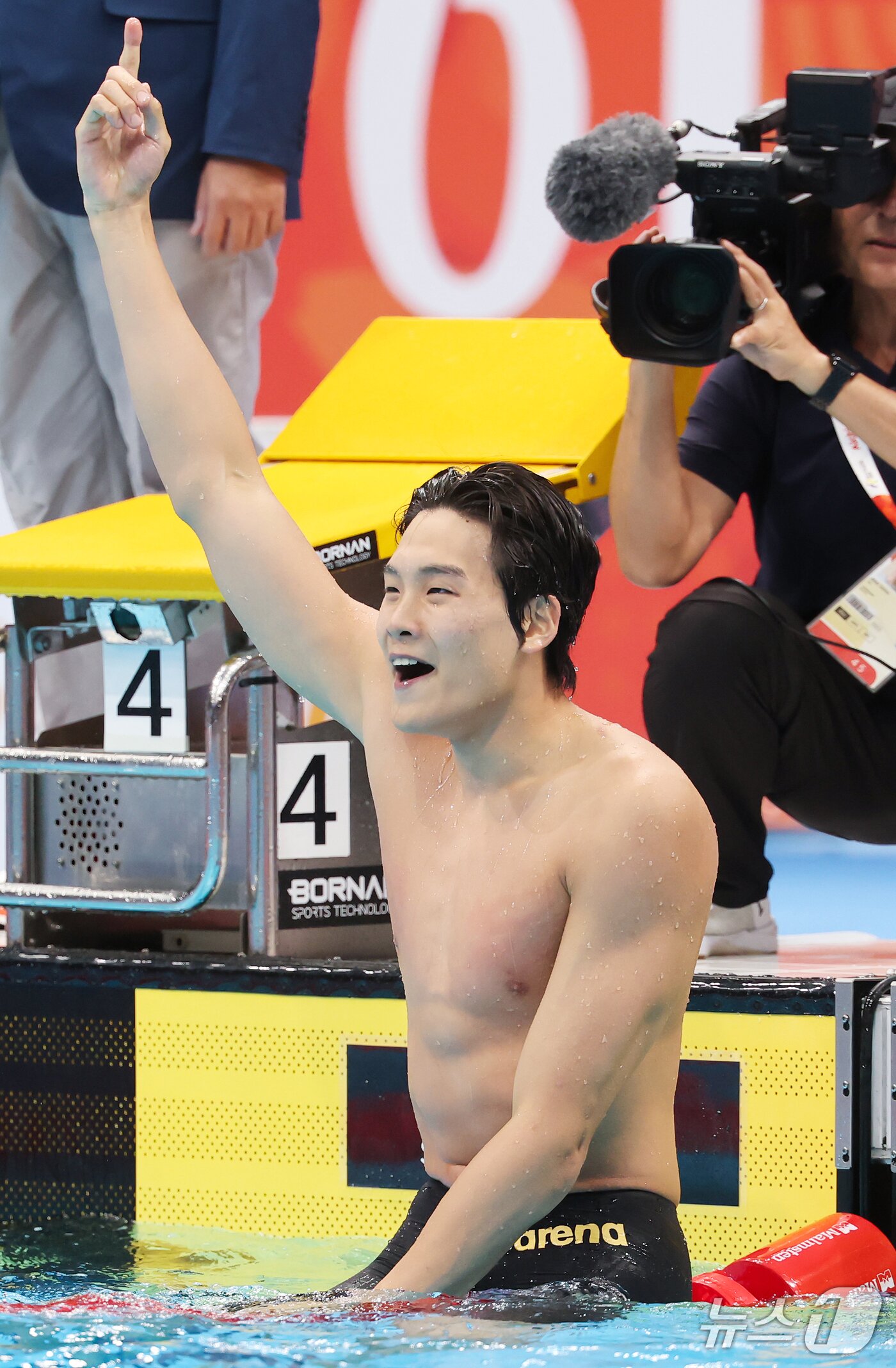 본문 이미지 - 21일 도쿄 아쿠아틱스 센터에서 열린 2026 아이치·나고야 아시안게임 남자 50m 자유형 결승전에서 금메달을 획득한 김영범이 기뻐하고 있다. 2026.9.21 ⓒ 뉴스1 김민지 기자