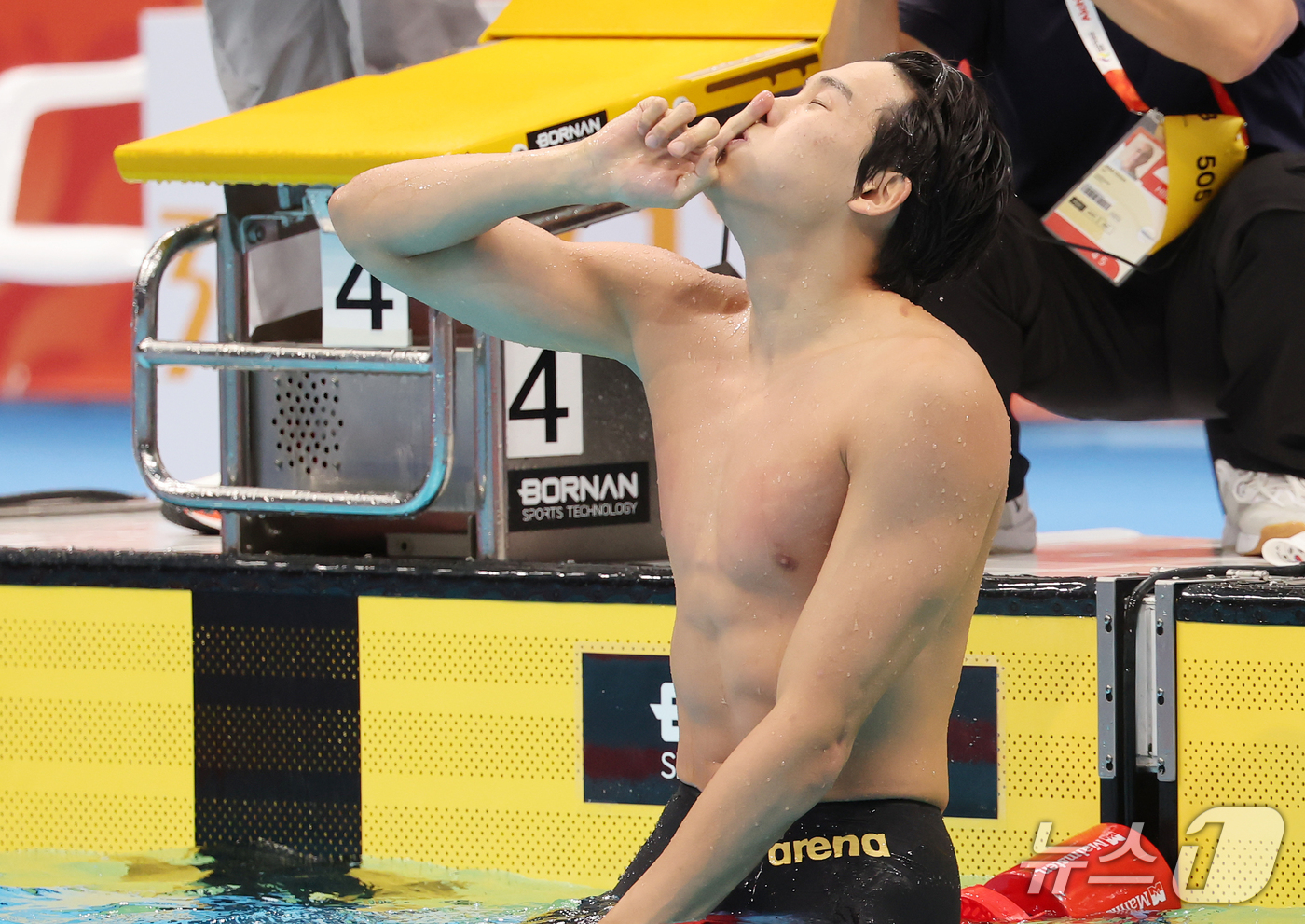 (도쿄=뉴스1) 김민지 기자 = 21일 도쿄 아쿠아틱스 센터에서 열린 2026 아이치·나고야 아시안게임 남자 50m 자유형 결승전에서 금메달을 획득한 김영범이 기뻐하고 있다. 20 …