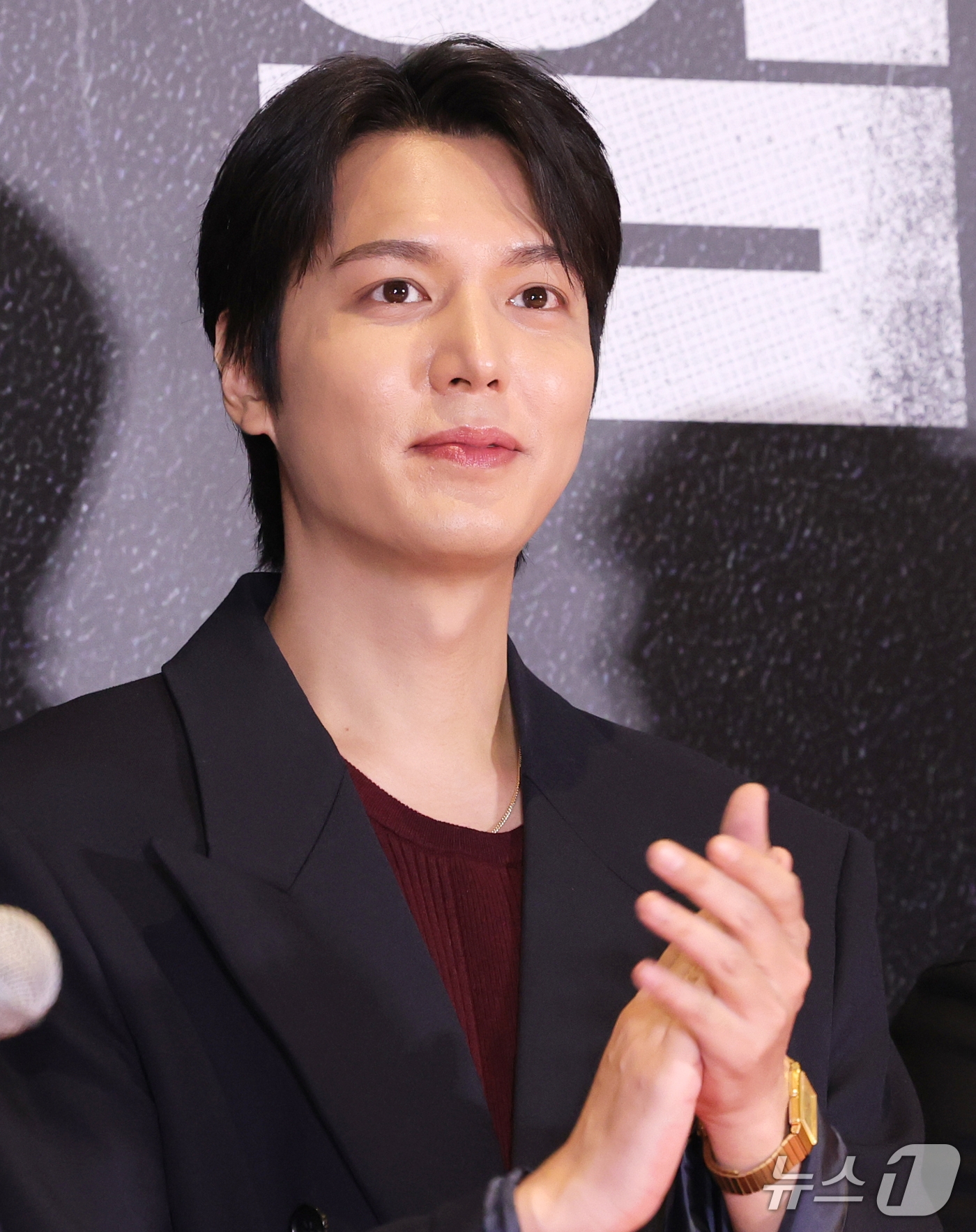 (서울=뉴스1) 권현진 기자 = 배우 이민호가 21일 오후 서울 송파구 롯데시네마 월드타워점에서 열린 영화 '암살자(들)' VIP 시사회에 참석해 박수를 치고 있다.'암살자(들)' …