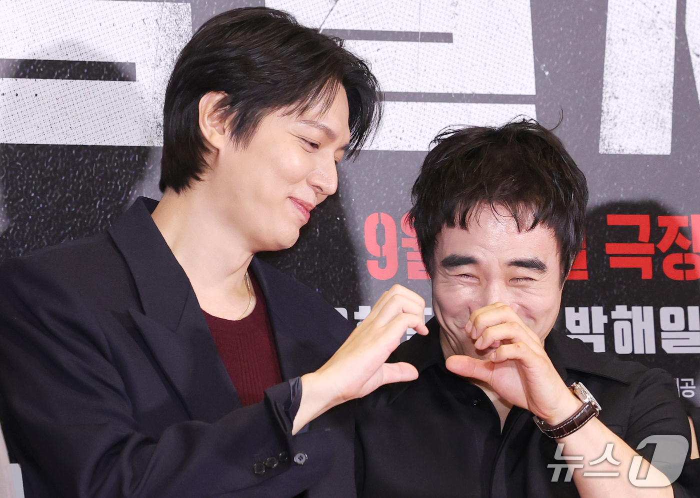 (서울=뉴스1) 권현진 기자 = 배우 이민호와 배성우(오른쪽)가 21일 오후 서울 송파구 롯데시네마 월드타워점에서 열린 영화 '암살자(들)' VIP 시사회에 참석해 하트 포즈를 취 …