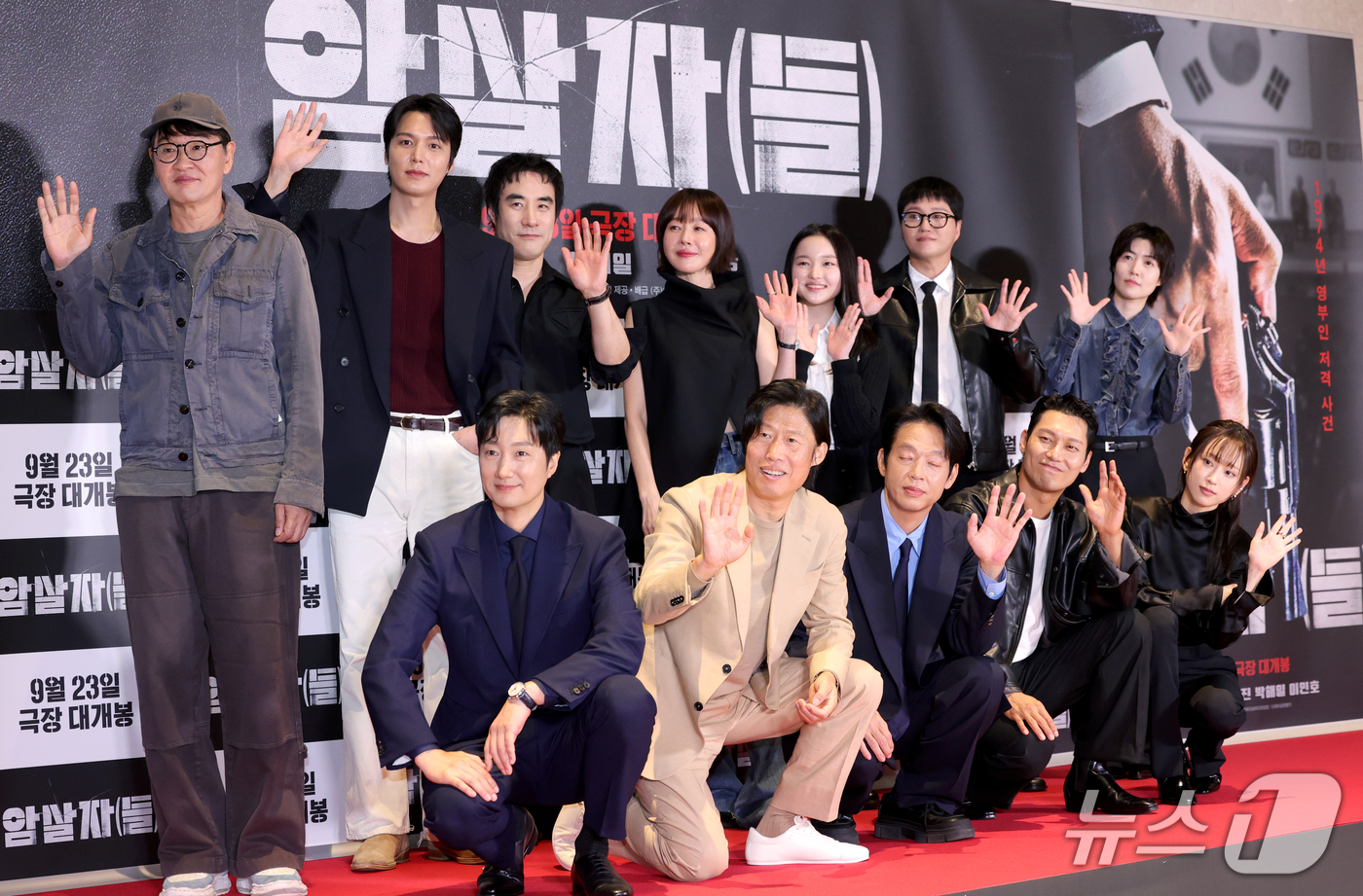 (서울=뉴스1) 권현진 기자 = 허진호 감독을 비롯한 출연 배우들이 21일 오후 서울 송파구 롯데시네마 월드타워점에서 열린 영화 '암살자(들)' VIP 시사회에 참석해 포즈를 취하 …