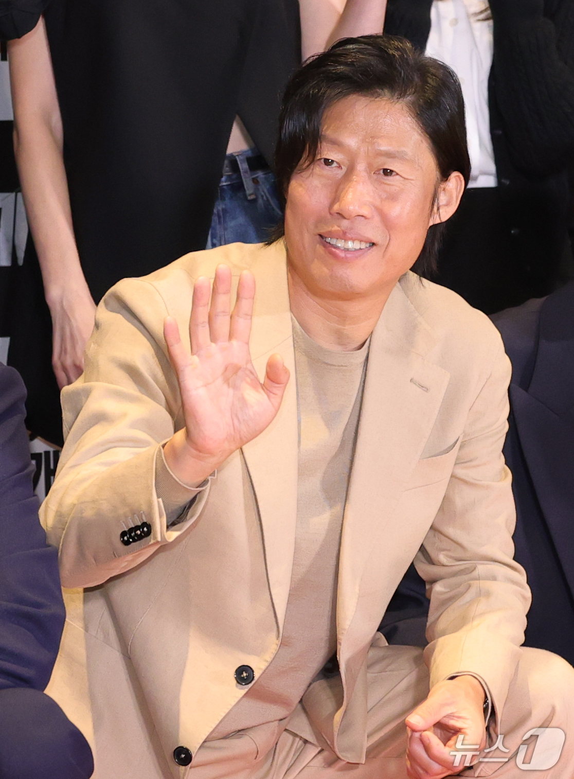 (서울=뉴스1) 권현진 기자 = 배우 유해진이 21일 오후 서울 송파구 롯데시네마 월드타워점에서 열린 영화 '암살자(들)' VIP 시사회에 참석해 포즈를 취하고 있다.'암살자(들) …