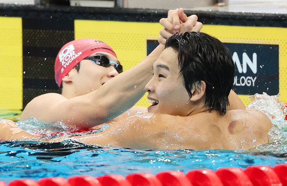 서로 축하해주는 김영범·지유찬