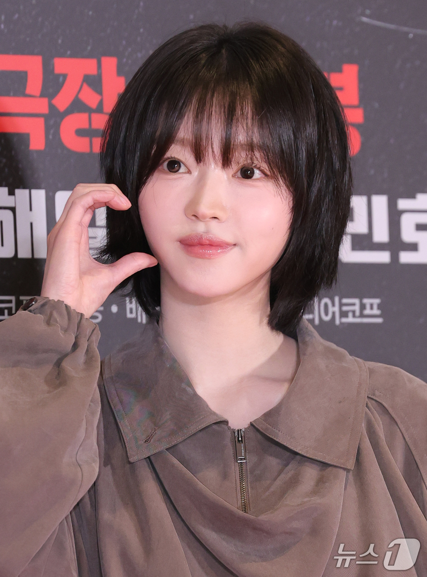 (서울=뉴스1) 권현진 기자 = 오마이걸 유아가 21일 오후 서울 송파구 롯데시네마 월드타워점에서 열린 영화 '암살자(들)' VIP 시사회에 참석해 포즈를 취하고 있다.'암살자(들 …