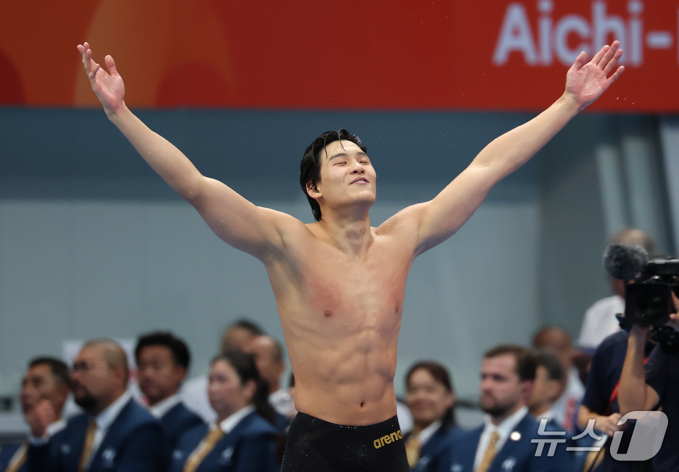 (도쿄=뉴스1) 김민지 기자 = 21일 도쿄 아쿠아틱스 센터에서 열린 2026 아이치·나고야 아시안게임 남자 50m 자유형 결승전에서 금메달을 획득한 김영범이 환호하고 있다. 20 …