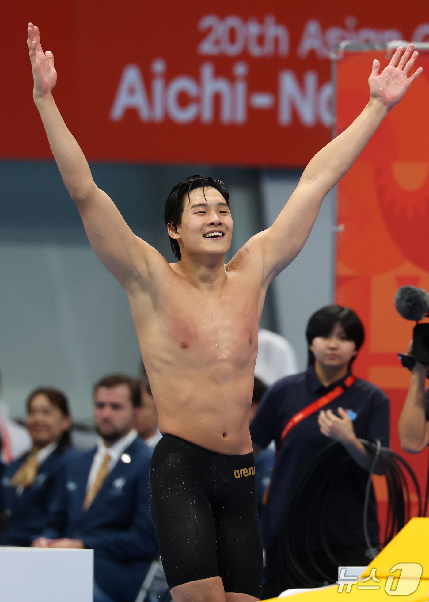(도쿄=뉴스1) 김민지 기자 = 21일 도쿄 아쿠아틱스 센터에서 열린 2026 아이치·나고야 아시안게임 남자 50m 자유형 결승전에서 금메달을 획득한 김영범이 환호하고 있다. 20 …