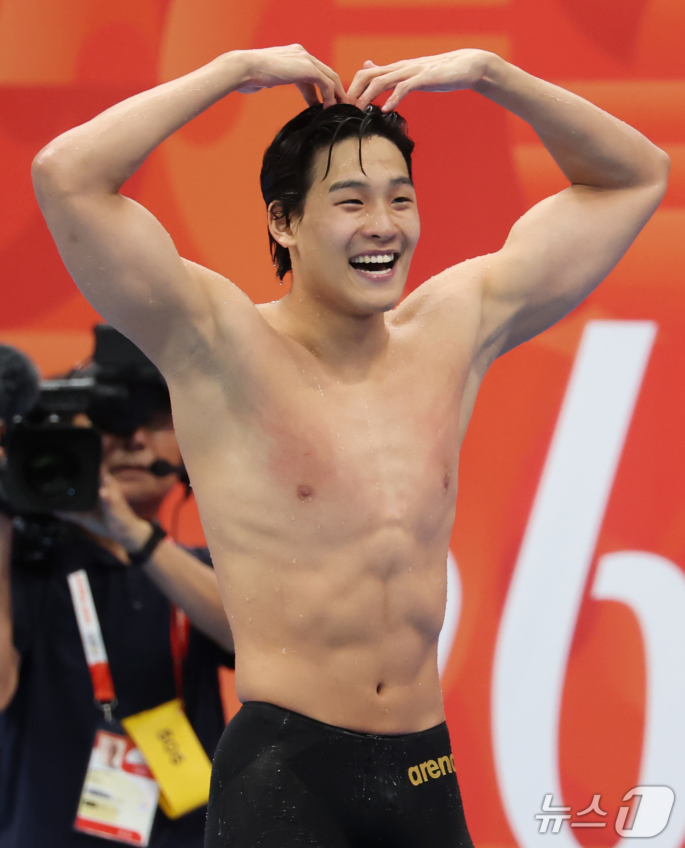 (도쿄=뉴스1) 김민지 기자 = 21일 도쿄 아쿠아틱스 센터에서 열린 2026 아이치·나고야 아시안게임 남자 50m 자유형 결승전에서 금메달을 획득한 김영범이 손으로 하트를 그리고 …
