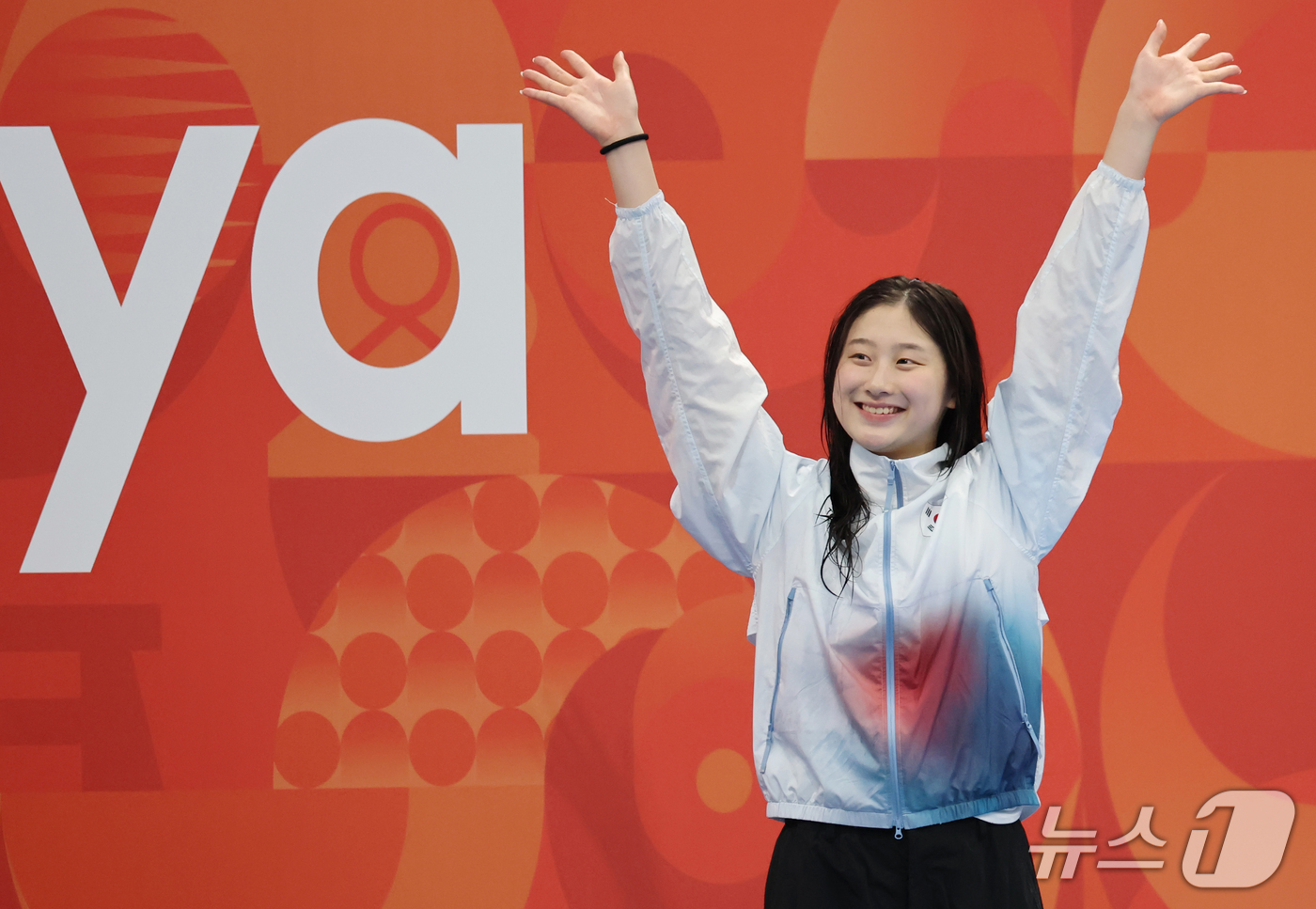 (도쿄=뉴스1) 김민지 기자 = 21일 도쿄 아쿠아틱스 센터에서 열린 2026 아이치·나고야 아시안게임 여자 50m 배영 결승전에서 동메달을 획득한 김승원이 시상대에 올라 미소 짓 …