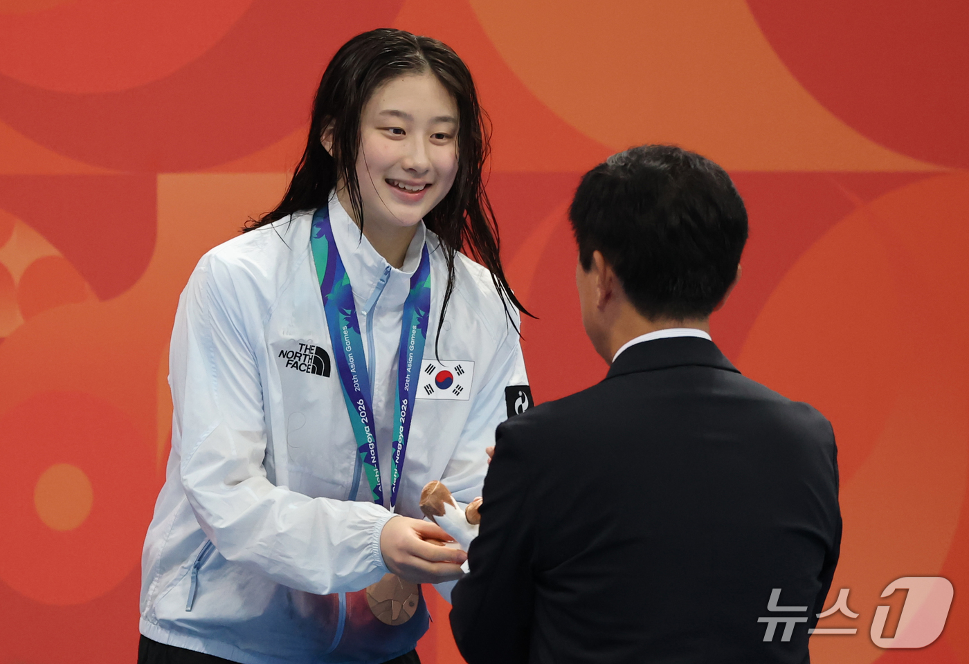 (도쿄=뉴스1) 김민지 기자 = 21일 도쿄 아쿠아틱스 센터에서 열린 2026 아이치·나고야 아시안게임 여자 50m 배영 결승전에서 동메달을 획득한 김승원이 시상대에 올라 동메달과 …