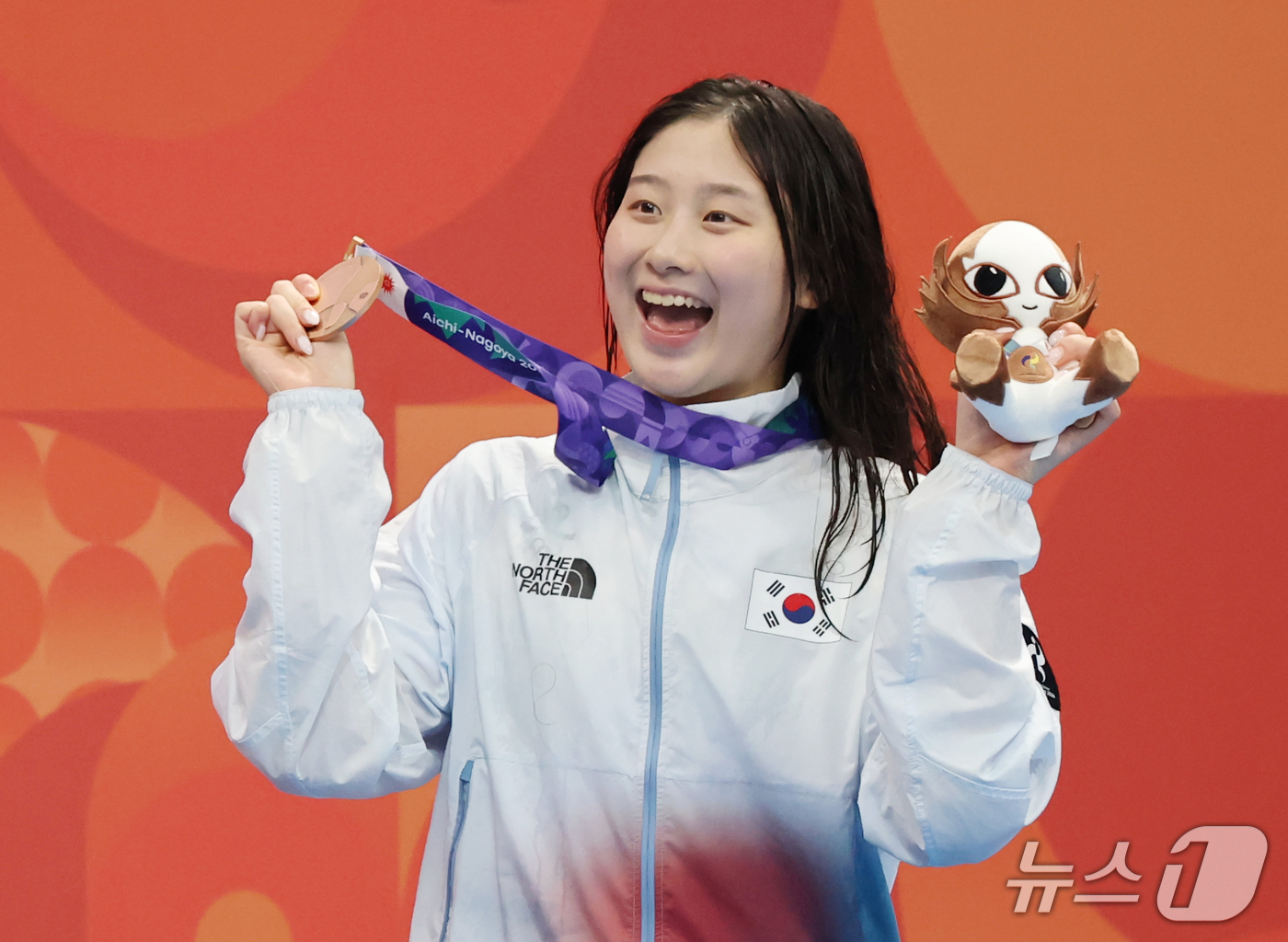 (도쿄=뉴스1) 김민지 기자 = 21일 도쿄 아쿠아틱스 센터에서 열린 2026 아이치·나고야 아시안게임 여자 50m 배영 결승전에서 동메달을 획득한 김승원이 시상대에 올라 동메달을 …