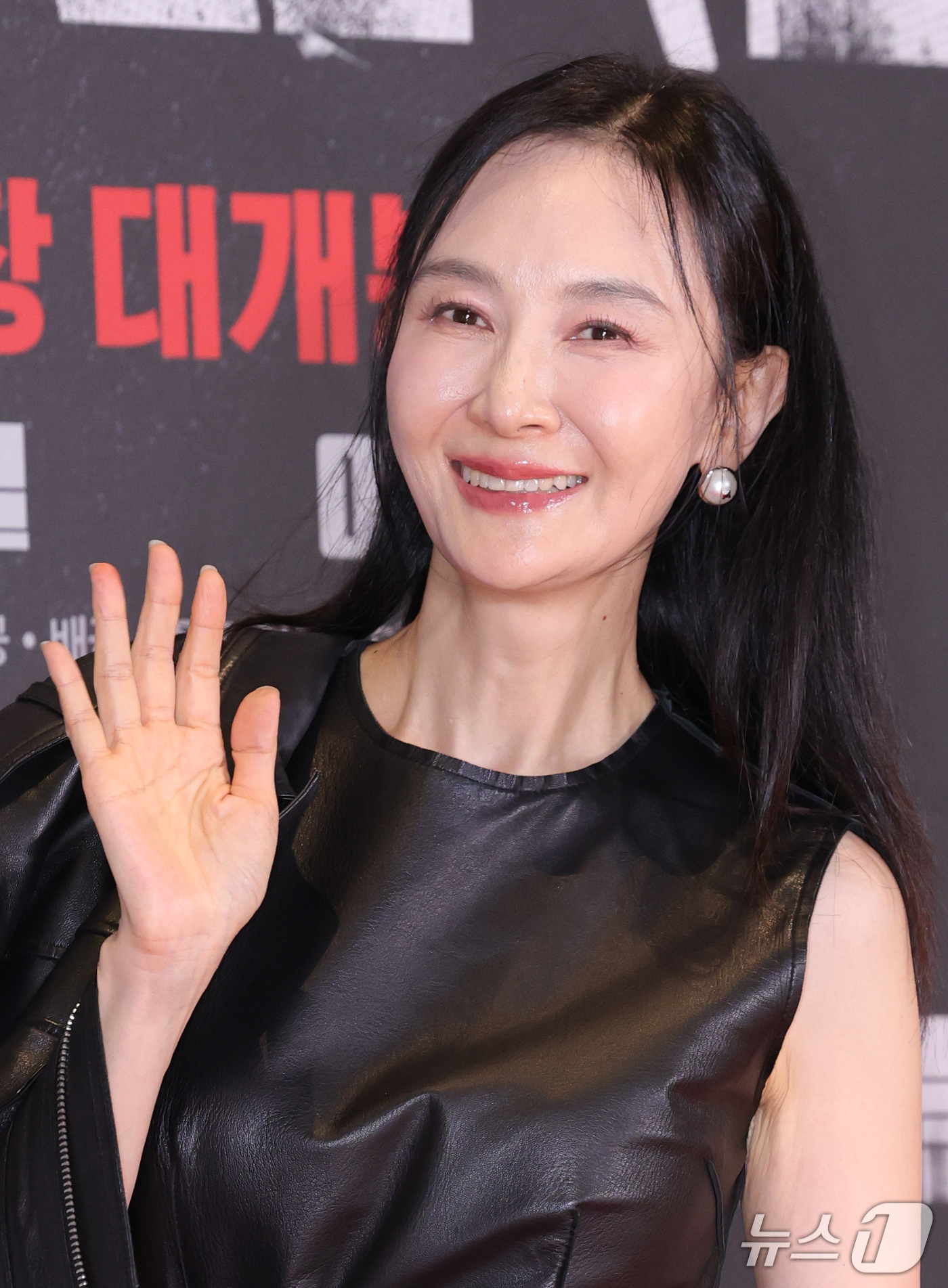 (서울=뉴스1) 권현진 기자 = 배우 채시라가 21일 오후 서울 송파구 롯데시네마 월드타워점에서 열린 영화 '암살자(들)' VIP 시사회에 참석해 포즈를 취하고 있다.'암살자(들) …