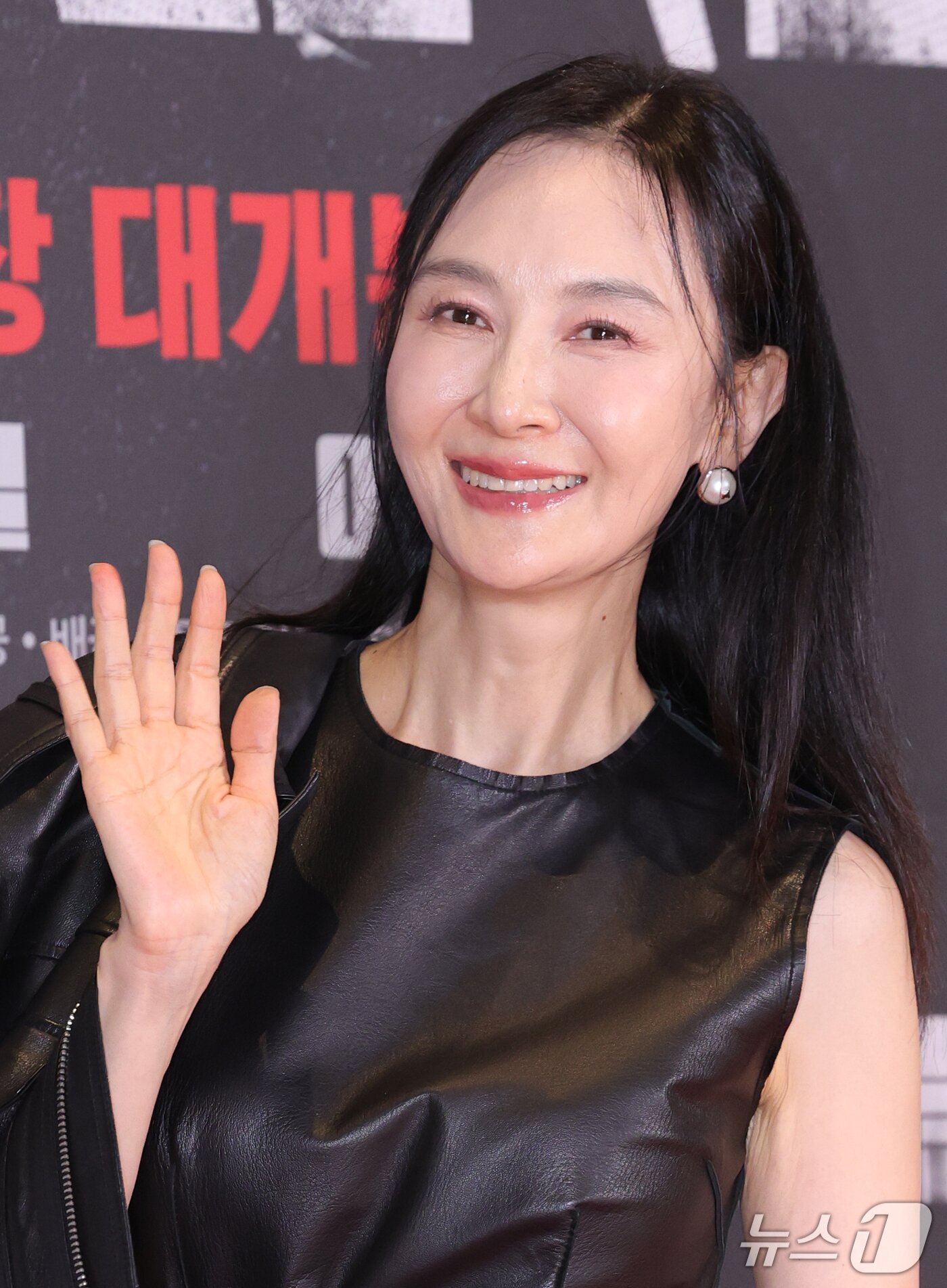 본문 이미지 - 배우 채시라가 21일 오후 서울 송파구 롯데시네마 월드타워점에서 열린 영화 '암살자(들)' VIP 시사회에 참석해 손 인사를 하고 있다. ⓒ 뉴스1 권현진 기자