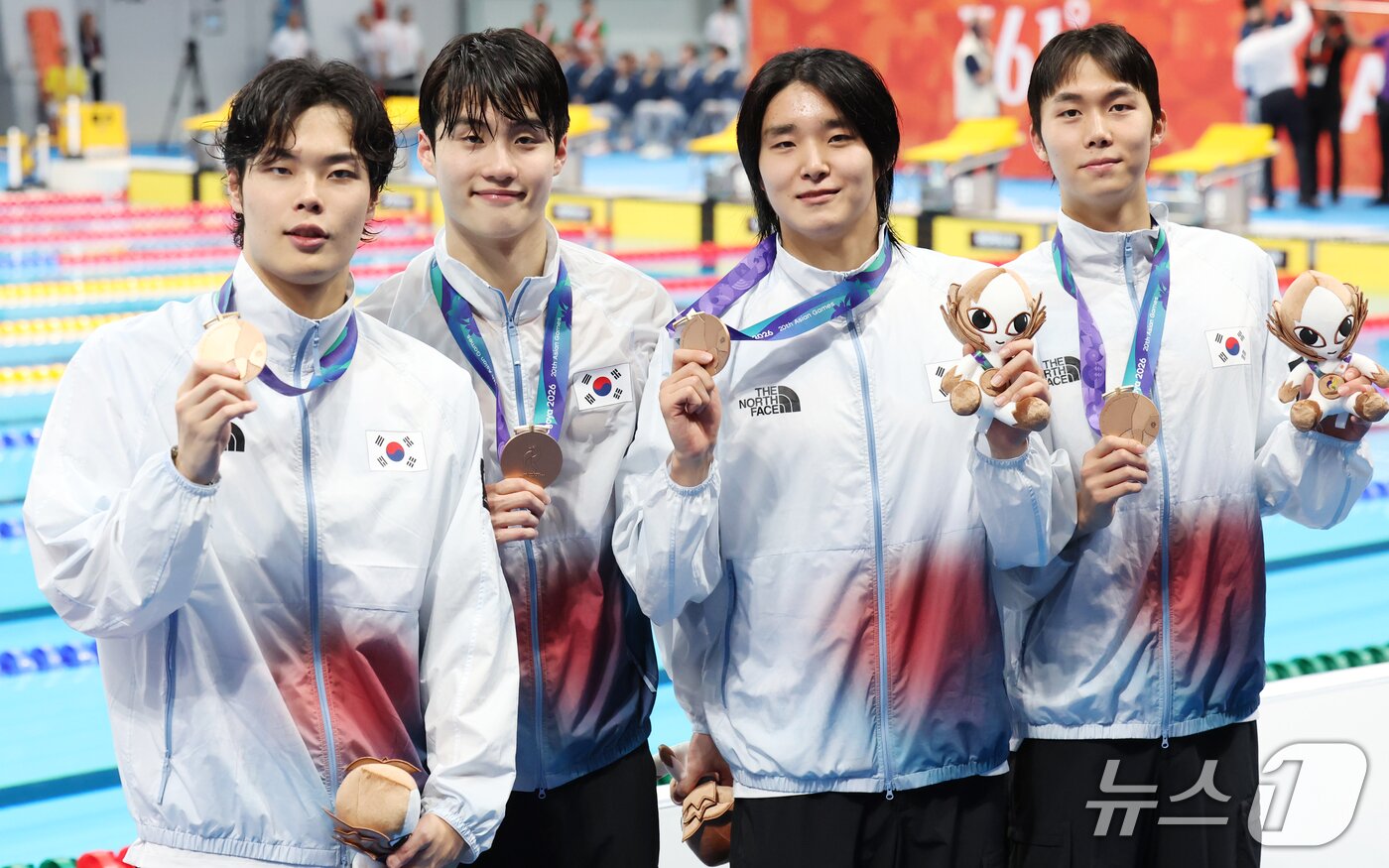 본문 이미지 - 21일 도쿄 아쿠아틱스 센터에서 열린 2026 아이치·나고야 아시안게임 남자 800m 계영 결승전에서 동메달을 획득한 김준우, 김우민, 이호준, 황선우가 메달을 들어 보이고 있다. 2026.9.21 ⓒ 뉴스1 김민지 기자